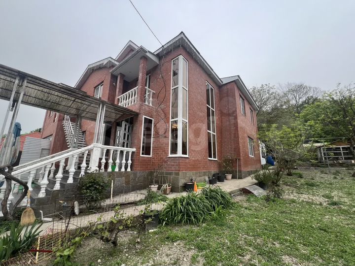 Дом 186,9 м² на участке 8,3 сот.