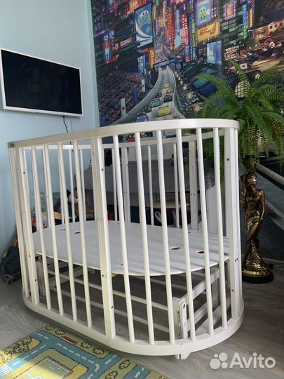 Детская кроватка с маятником