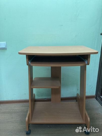 Стол компьютерный на колесах