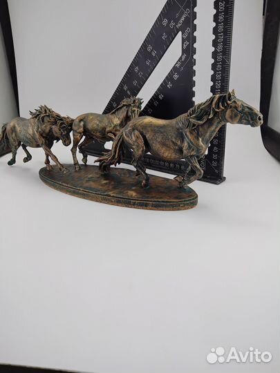 Статуэтка Статуя Кони на выгуле