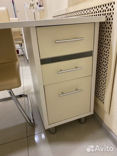 Стол для маникюра со встроенной уф-лампой