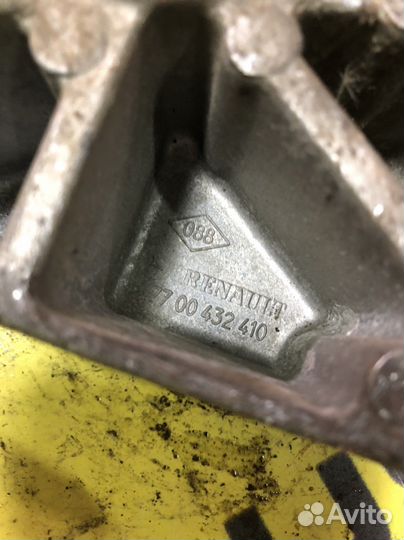 Кронштейн двигателя Renault Clio
