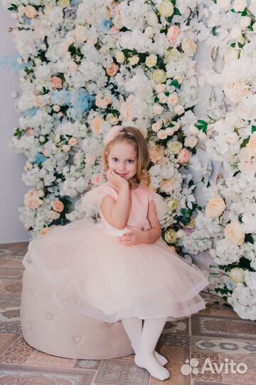 Детское платье с перьями