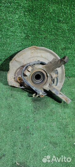 Поворотный кулак левый Mitsubishi Carisma 2001