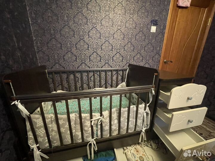 Детская кроватка с маятником