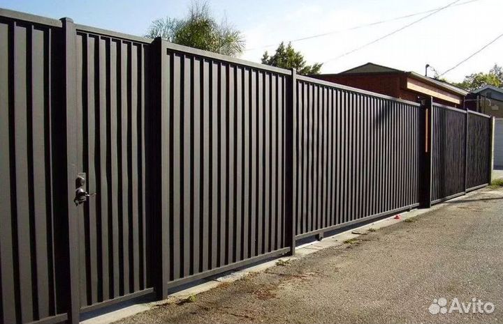 Забор металлический с металлическими столбами быст