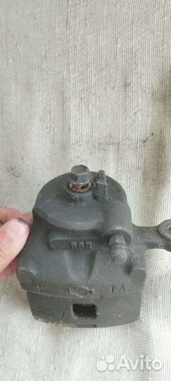 Тормозной суппорт передний (L) Nissan Pulsar Sunny