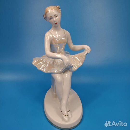 Фарфоровая статуэтка 