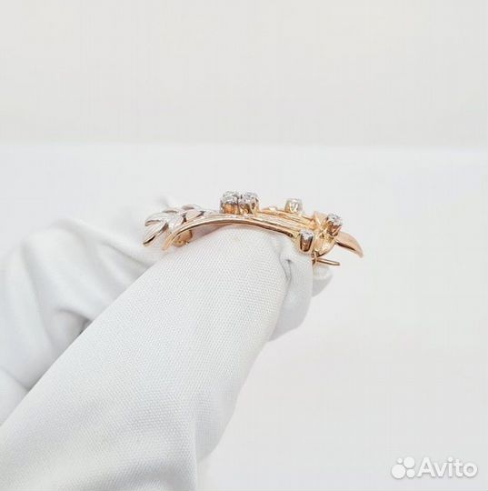 Золотая брошь с камнем