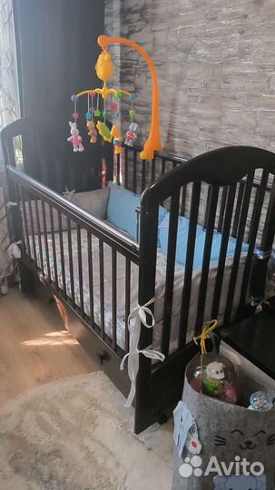 Детская кроватка с универсальным маятником