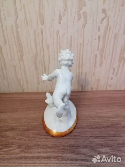 Фарфоровая статуэтка Путти в погоне за цыплятами