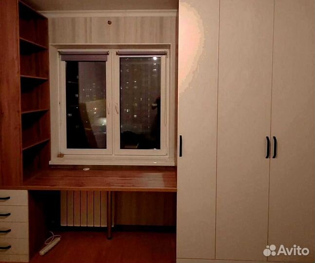 Рабочая зона в углу у окна