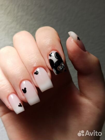 Модель на маникюр