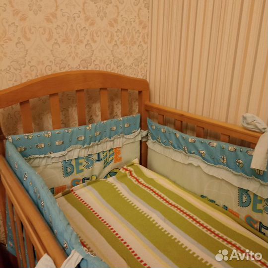 Детская кроватка с маятником