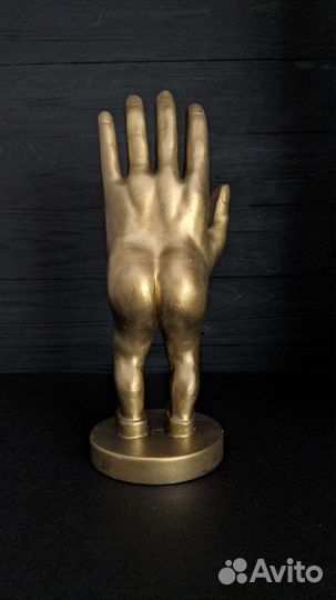 Золотая статуэтка рукожоп из гипса