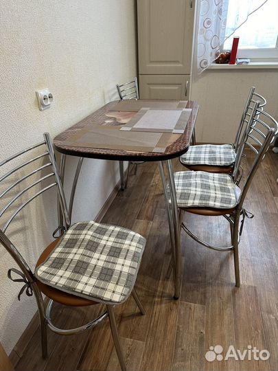 Кухонный стол и стулья