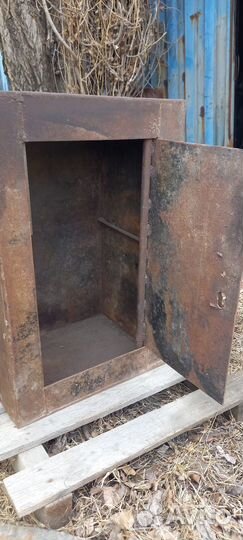 Металлический сейф