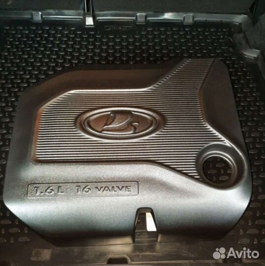 Декаративная крышка.лада гранта и тд 16кл