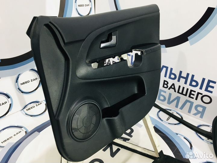 Обшивка передней правой двери Kia Venga