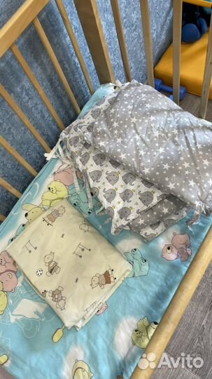 Детская кроватка с маятником