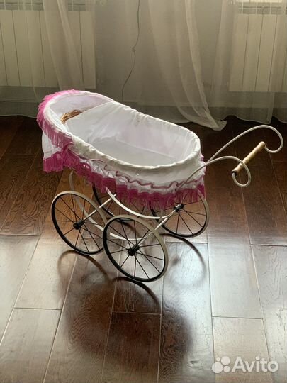 Колсяка для кукол из ротанга в ретро стиле