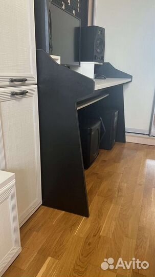 Стол для домашней студии звукозаписи