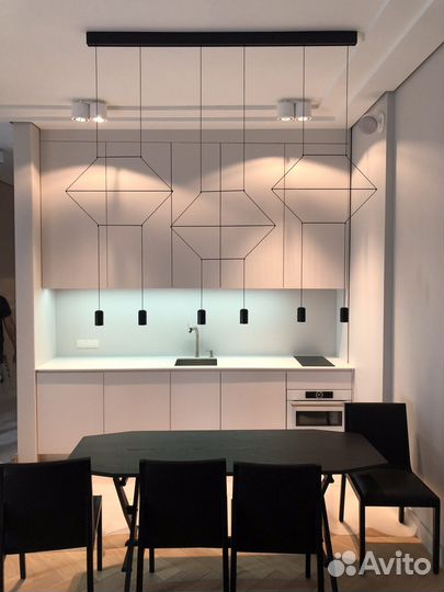 Кухня белая прямая под потолок