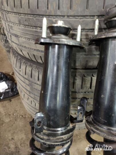 Стойки амортизатора задние всборе Lexus Is 2