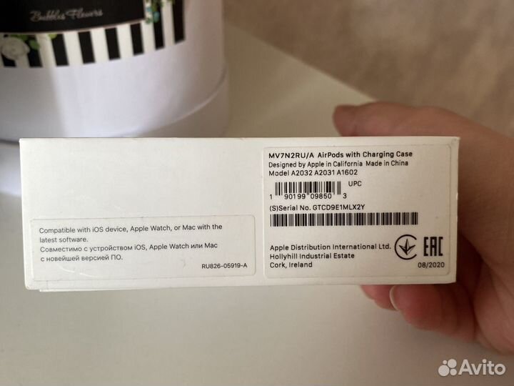 Коробка от AirPods наушников