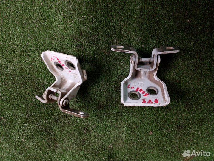 Петля двери задняя левая Renault Logan 1.6 2017