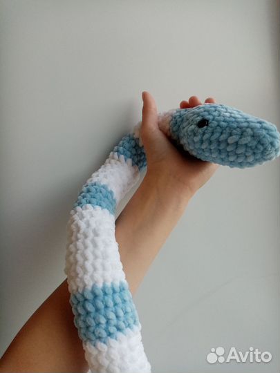 Вязаная змейка Зева. Ручная работа