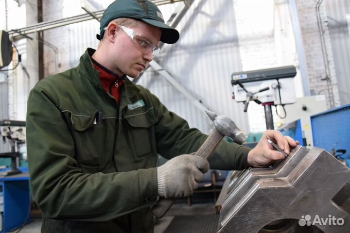 Слесарь-сборщик на производство