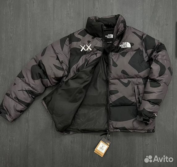 Пуховик the North face x kaws