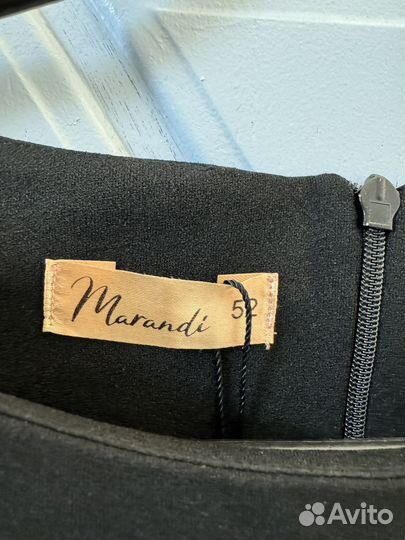 Платье с перьями на рукавах