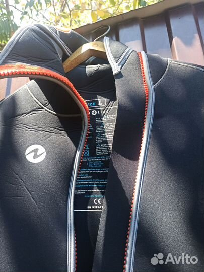 Гидрокостюм с капюшоном