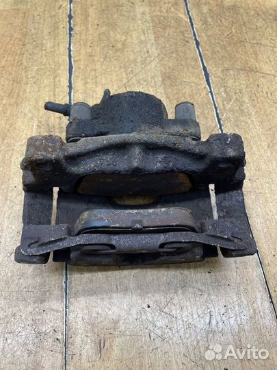 Тормозной суппорт передний левый Ford Mondeo ufba