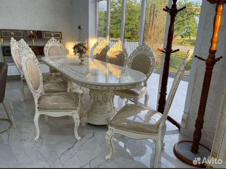 Стол и стулья