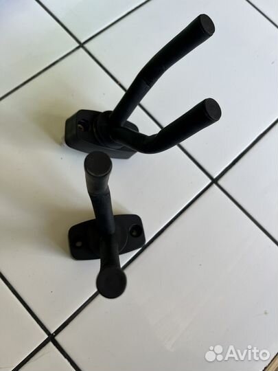 Настенный держатель для гитары