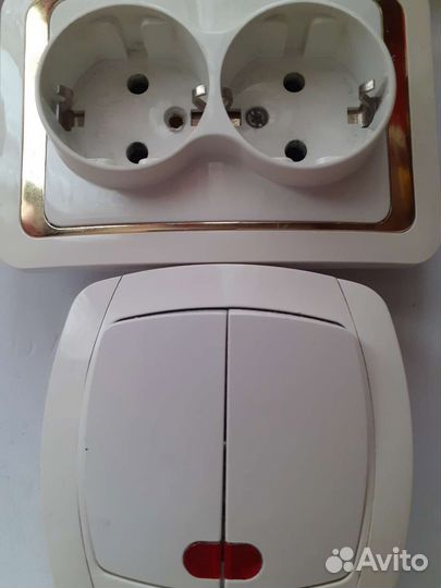 Розетка и выключатель