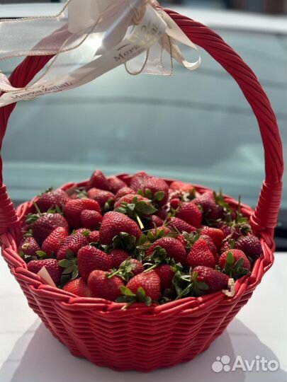 Клубника свежая. Подарок для девушки