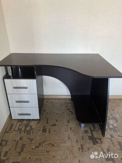 Стол с навесной полкой