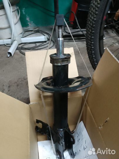 Стойка передняя левая KYB nissan almera classic