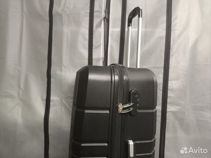 Чемодан на колесах пластиковый большой