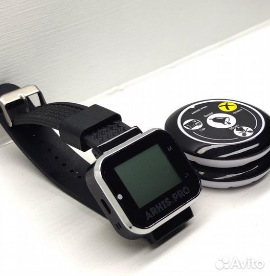 Кнопка вызова персонала кафе и часы официанта