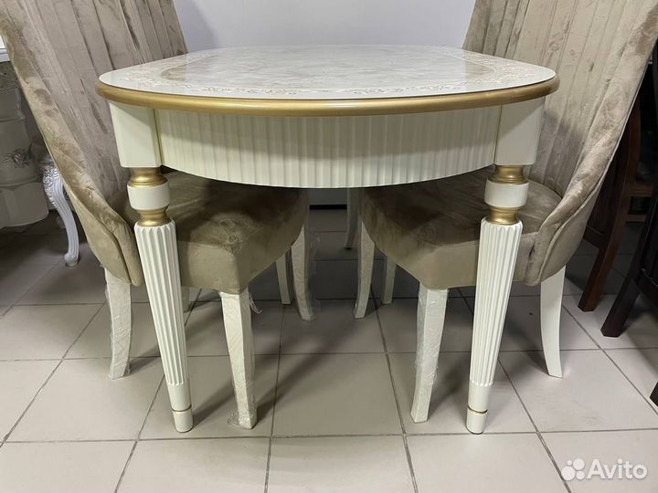 Кухонный стол с мраморной столешницей