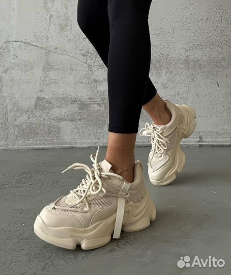 Кроссовки женские