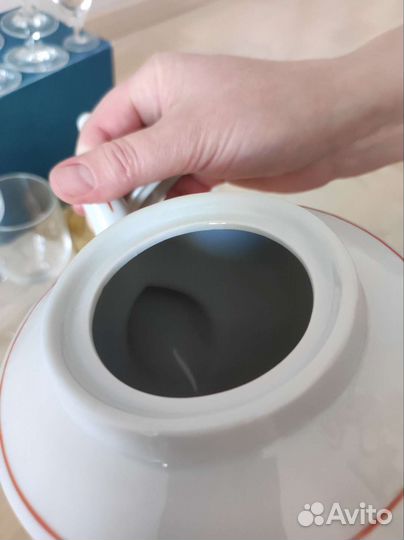 Рюмки, чайник и солонка