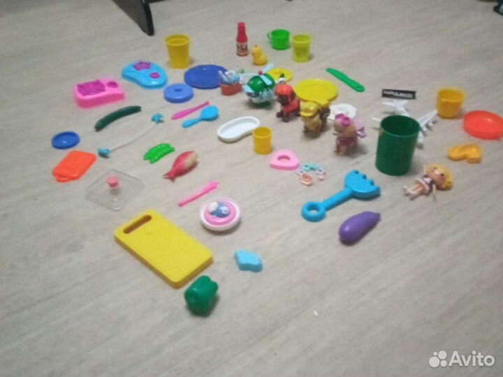 Много игрушек : песочные,для водных процедур,кухня