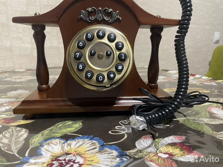 Старинный стационарный телефон
