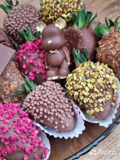 Клубника в шоколаде. Финики,бананы,ягоды